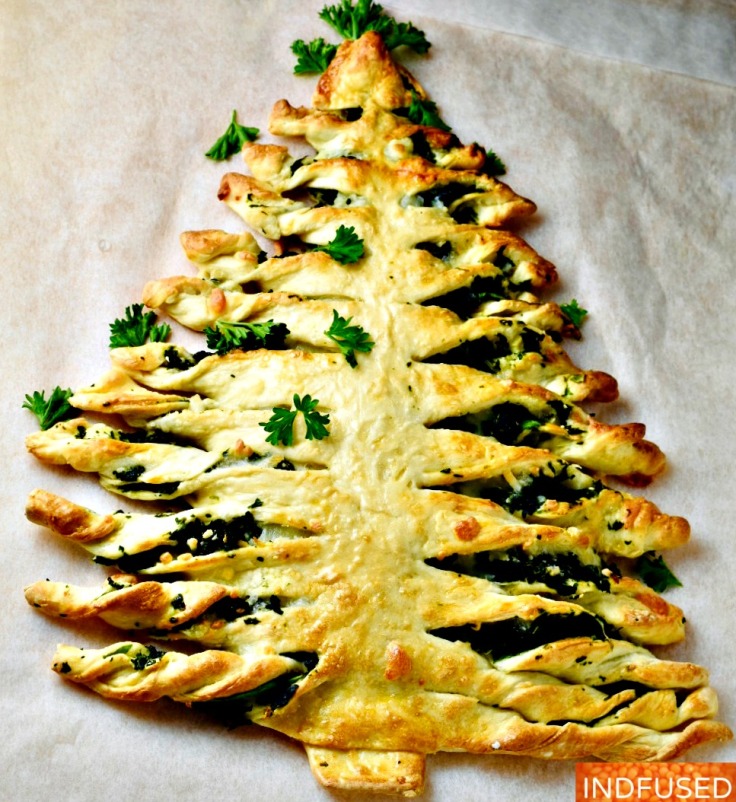 Showstopper Christmas tree party appetizer with spinach and cheese filling. Indian American fusion food at its best!
